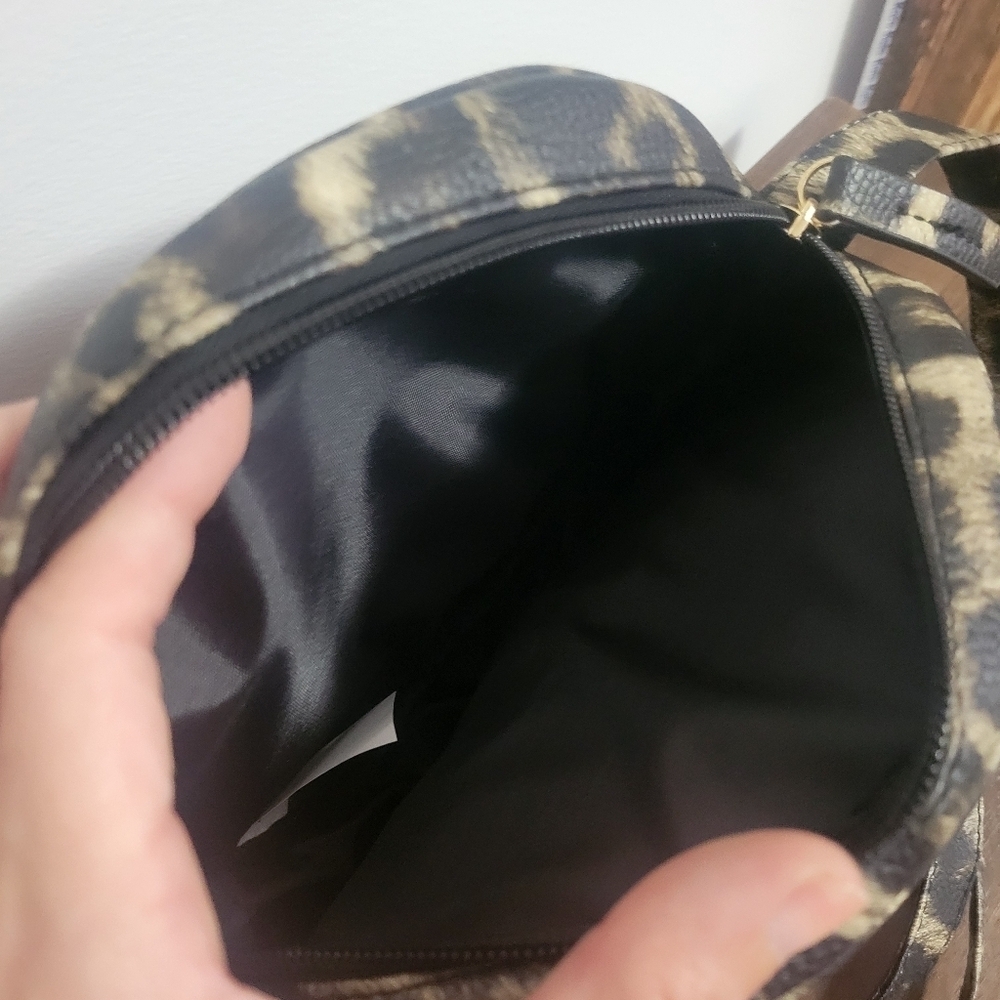 NWOT- Circle cheetah crossbody purse - Picture 3 of 3